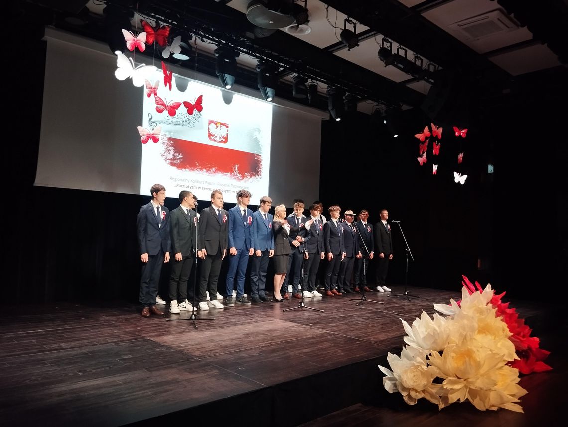 Patriotyzm w sercu i pieśni – relacja z I Regionalnego Konkursu Pieśni i Piosenki Patriotycznej w Łomży [VIDEO]