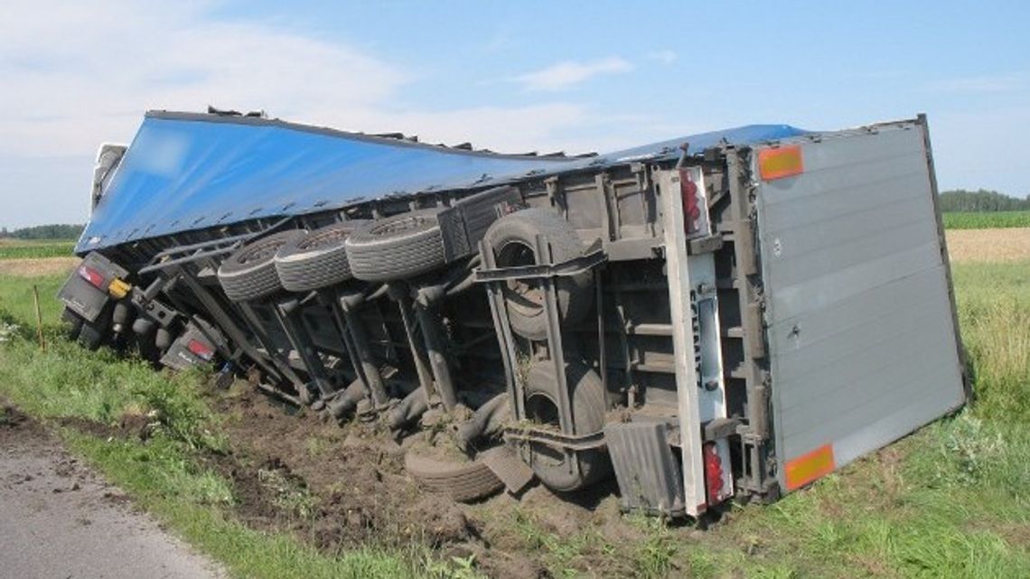 Pechowa &quot;ósemka&quot;: tir w rowie i zderzenie trzech ciężarówek