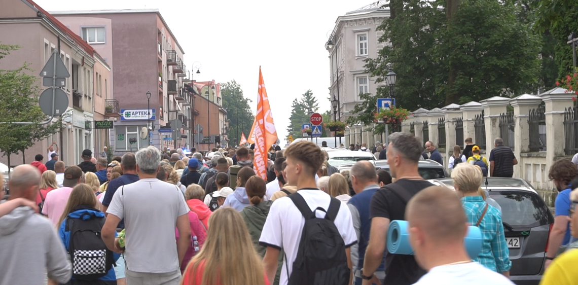 Pielgrzymi wyruszyli spod łomżyńskiej katedry. Pielgrzymi wyruszyli spod łomżyńskiej katedry.