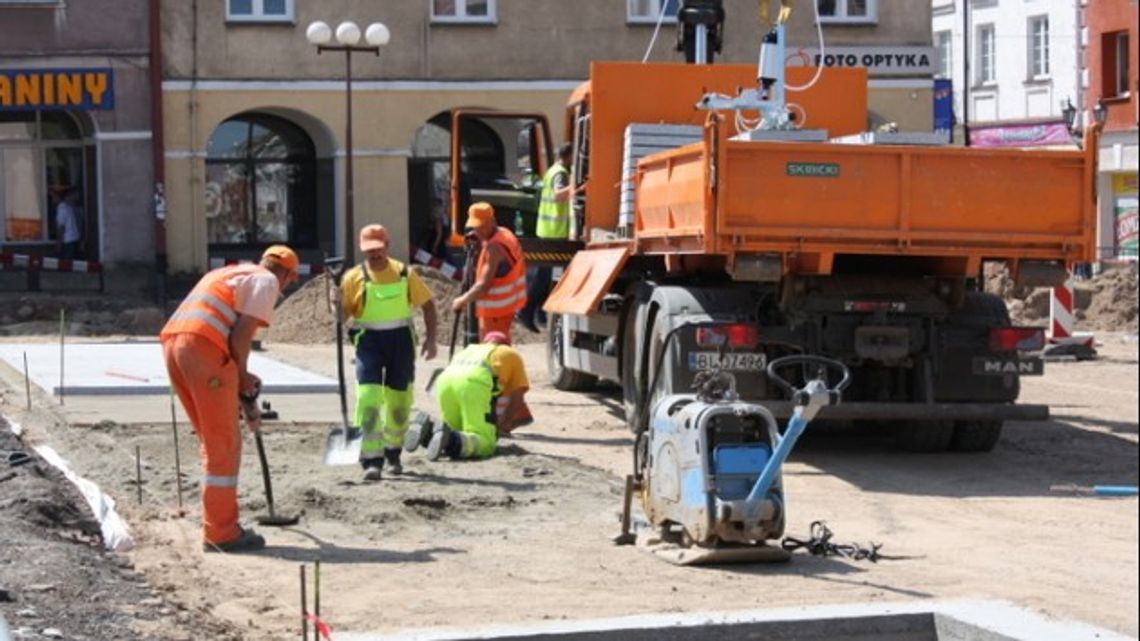 Pierwsze granitowe płyty leżą już na Starym Rynku