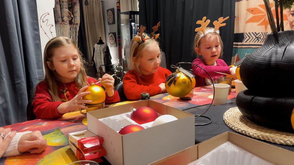 Pierwsze warsztaty malowania bombek w galerii Evera. Świąteczny dzień pełen twórczej energii [VIDEO]