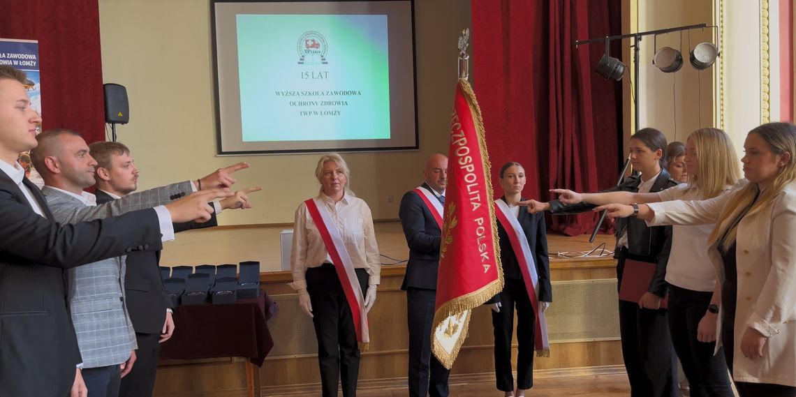 Piętnaście lat uczelni, ponad 1500 absolwentów. Jubileuszowa inauguracja w Łomży - [VIDEO]
