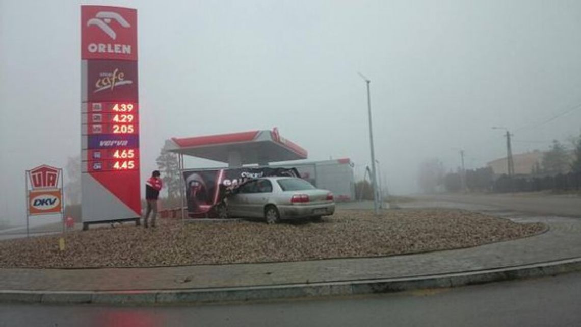 Pijany mężczyzna wjechał w stację paliw w Nowogrodzie