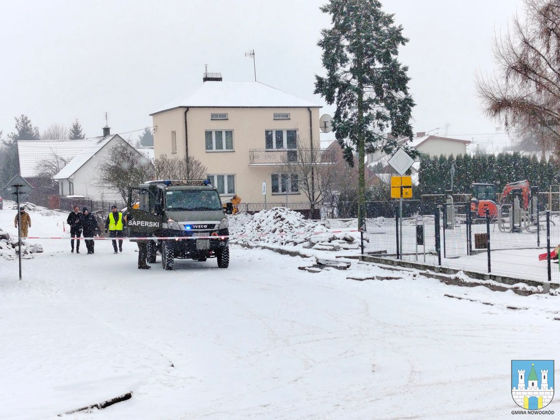 Pociski rakietowe w Nowogrodzie - saperzy, OSP i policja w akcji