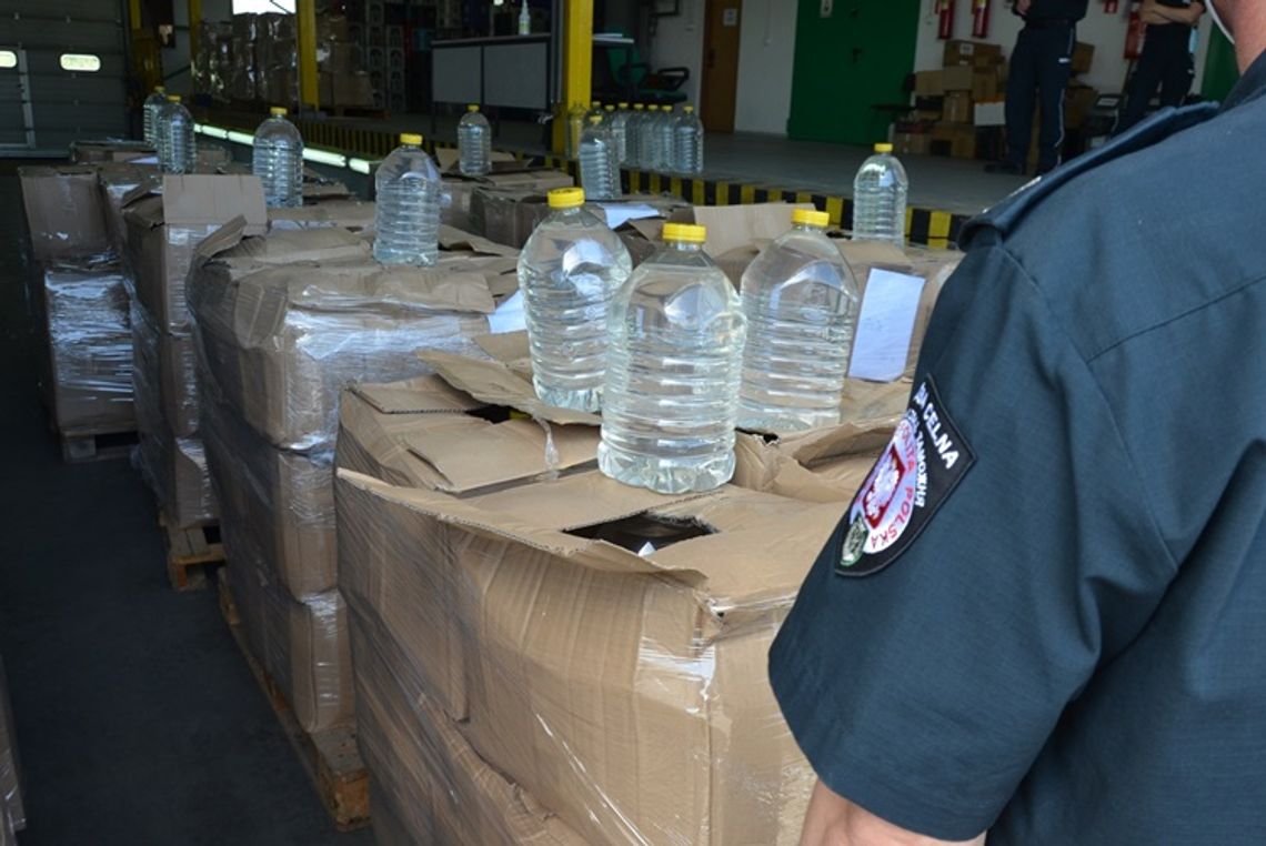 Podlaska KAS przekazała 8 tys. litrów alkoholu na walkę z pandemią 