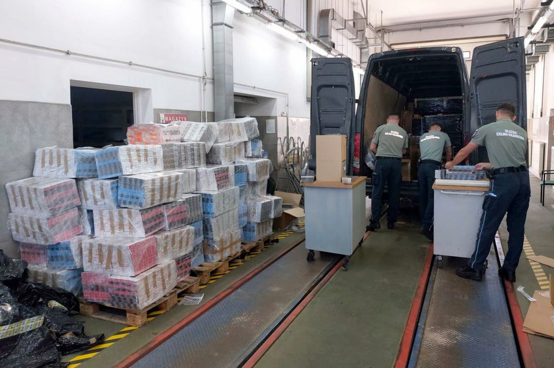 Podlaska KAS udaremniła przemyt 83 tys. paczek papierosów. Przemytnik tymczasowo aresztowany