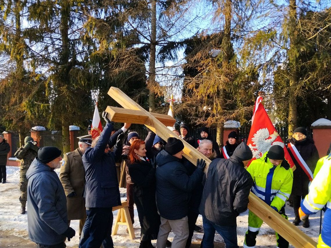 Podniesienie krzyża na mogile powstańców styczniowych