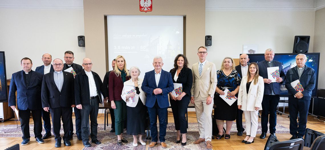 Podpisano umowy na ochronę zabytków ziemi łomżyńskiej. Blisko 800 tys. zł na konserwację najcenniejszych obiektów regionu - [VIDEO]