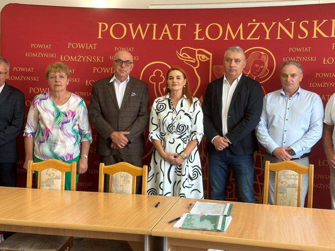 Podpisano umowy na remonty dróg w gminach Jedwabne i Zbójna - [VIDEO]