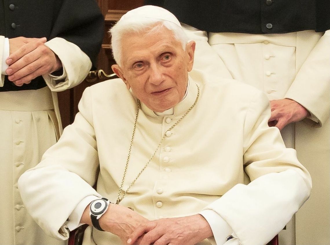 Pogarsza się stan zdrowia Benedykta XVI. Papież Franciszek prosi o modlitwę