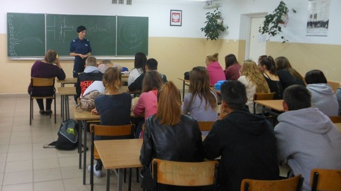 Policjanci rozmawiają z licealistami Policjanci rozmawiają z licealistami