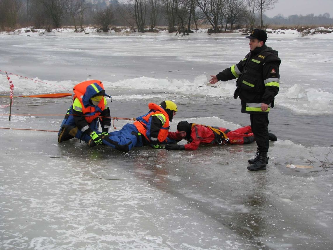 Policjanci uczyli się jak nieść pomoc na lodzie [FOTO]