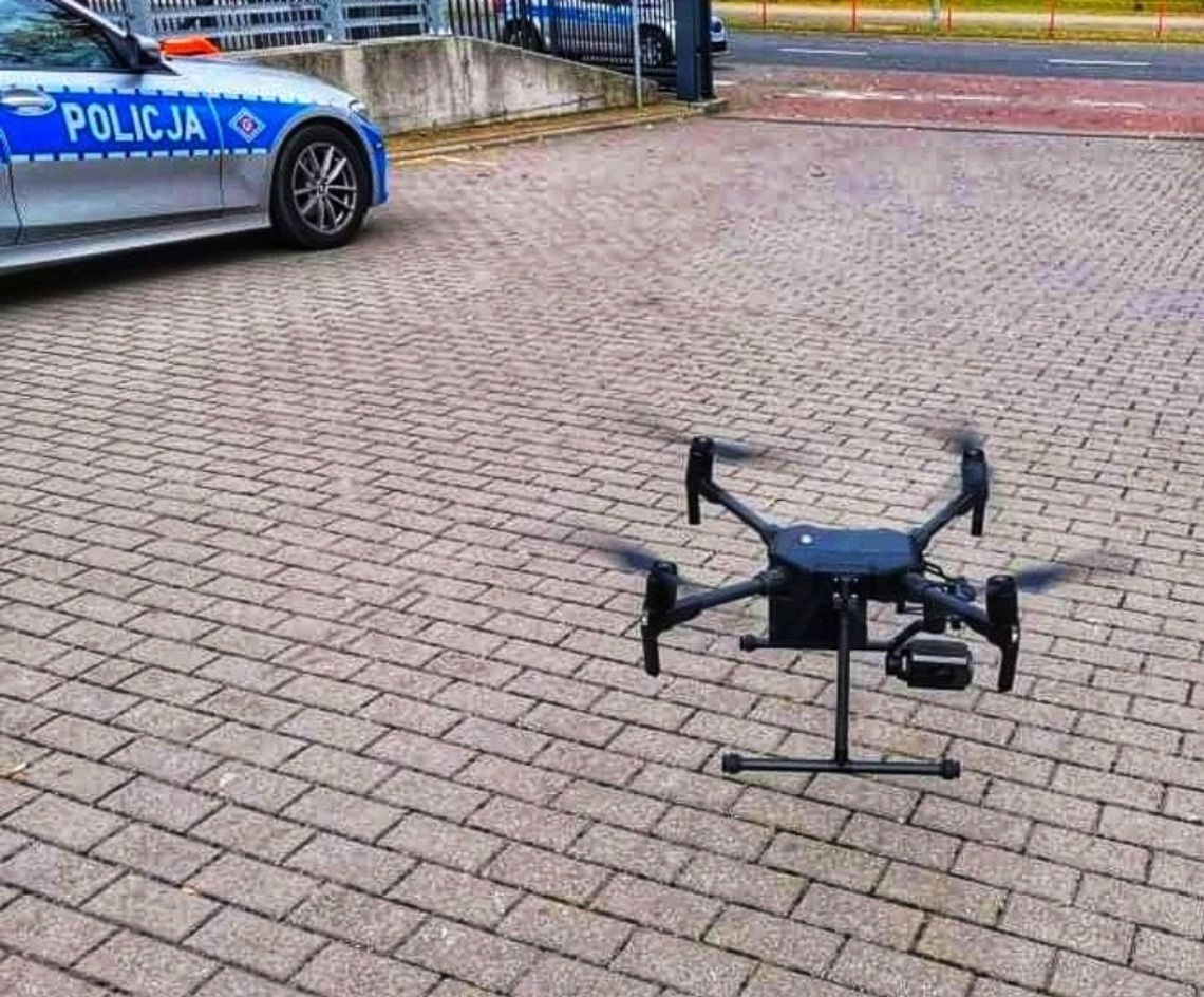 Policyjny dron lata nad miastem 