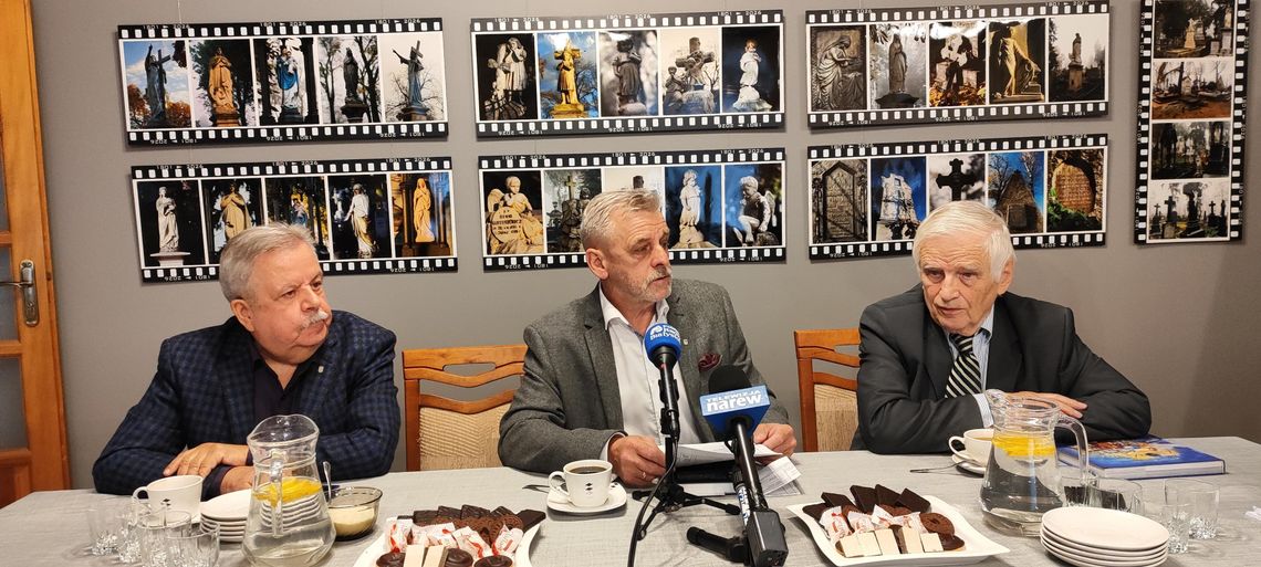 Ponad 160 tysięcy złotych na ratowanie zabytków. TPZŁ podsumowało prace na łomżyńskim cmentarzu - [VIDEO]