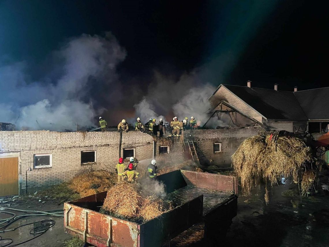 Pożar stodoło - obory w gminie Zambrów. Ponad 100 tys. złotych straty [FOTO]