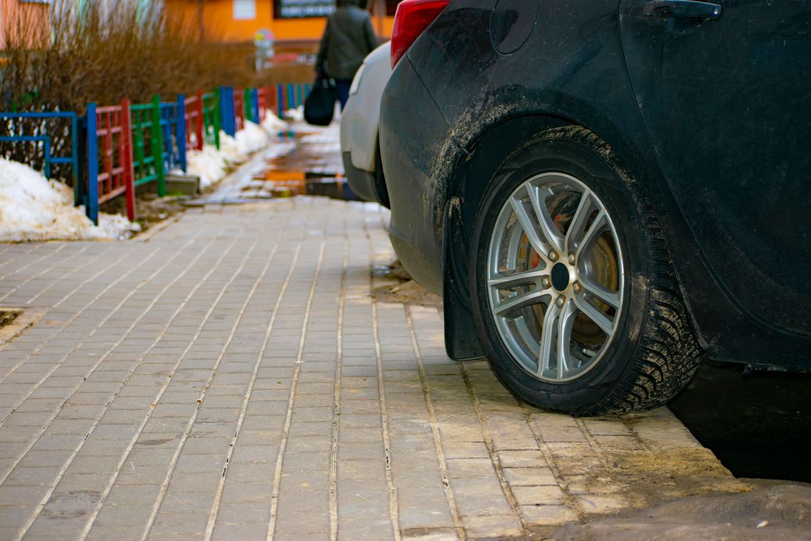 Prawo drogowe. Koniec z parkowaniem na chodniku. Będziemy parkować na drodze dla pieszych