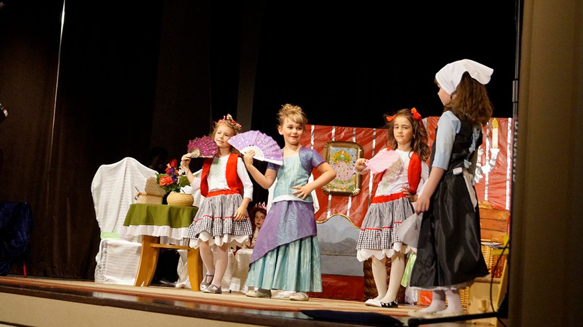 Przedszkolaki na teatralnej scenie ze spektaklem "Kopciuszek" - FOTO