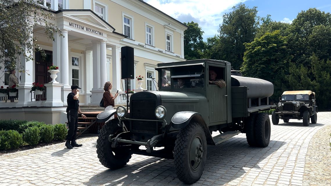 Przemarsz historyczny w Muzeum Rolnictwa w Ciechanowcu – Zajazd Wysokomazowiecki 2025 - [VIDEO]