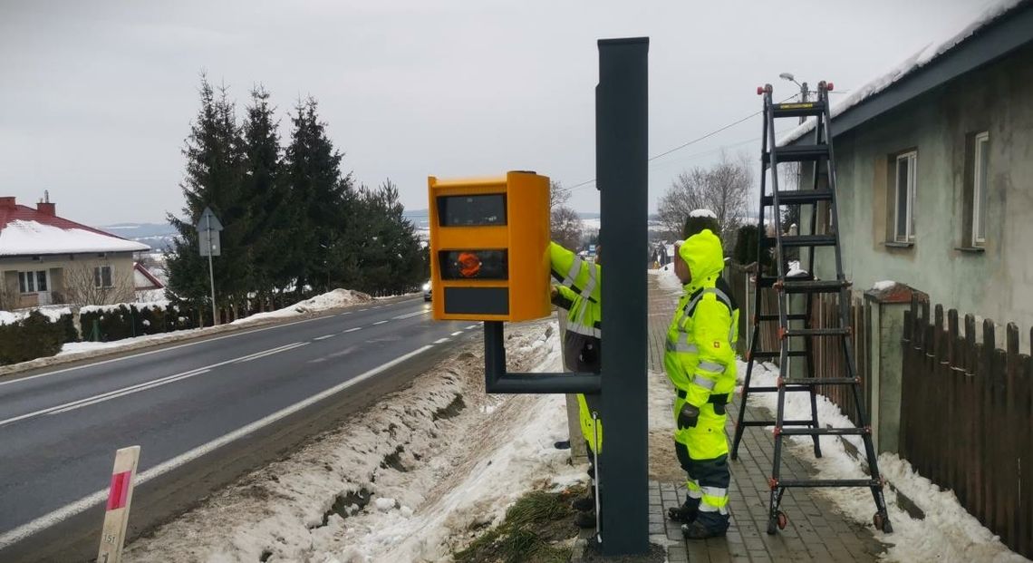 Przy drogach stanie 247 nowych fotoradarów. „Łapią” 32 auta jednocześnie