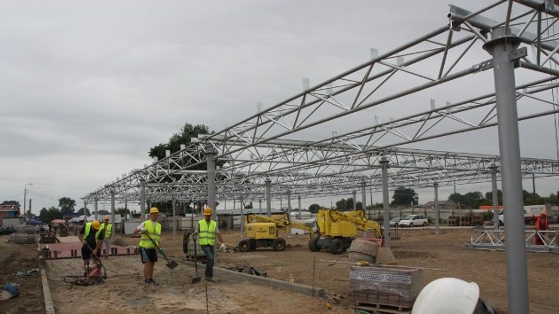Przyspieszają prace przy budowie hali na targowisku 