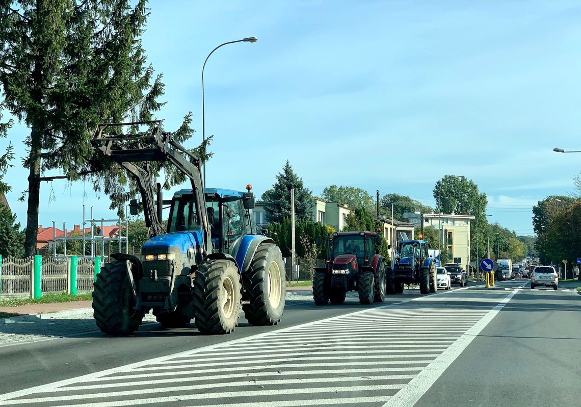 Rolnicy blokują drogi, także w Łomży i okolicy. To protesty przeciwko "piątce dla zwierząt" [FOTO] 