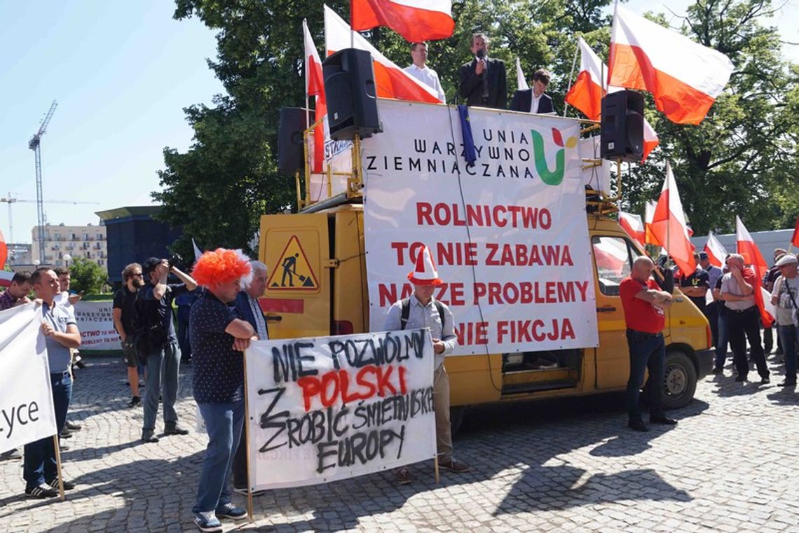Rolnicy protestowali w centrum Warszawy. Dymisji ministra Krzysztofa Jurgiela domagają się także politycy 