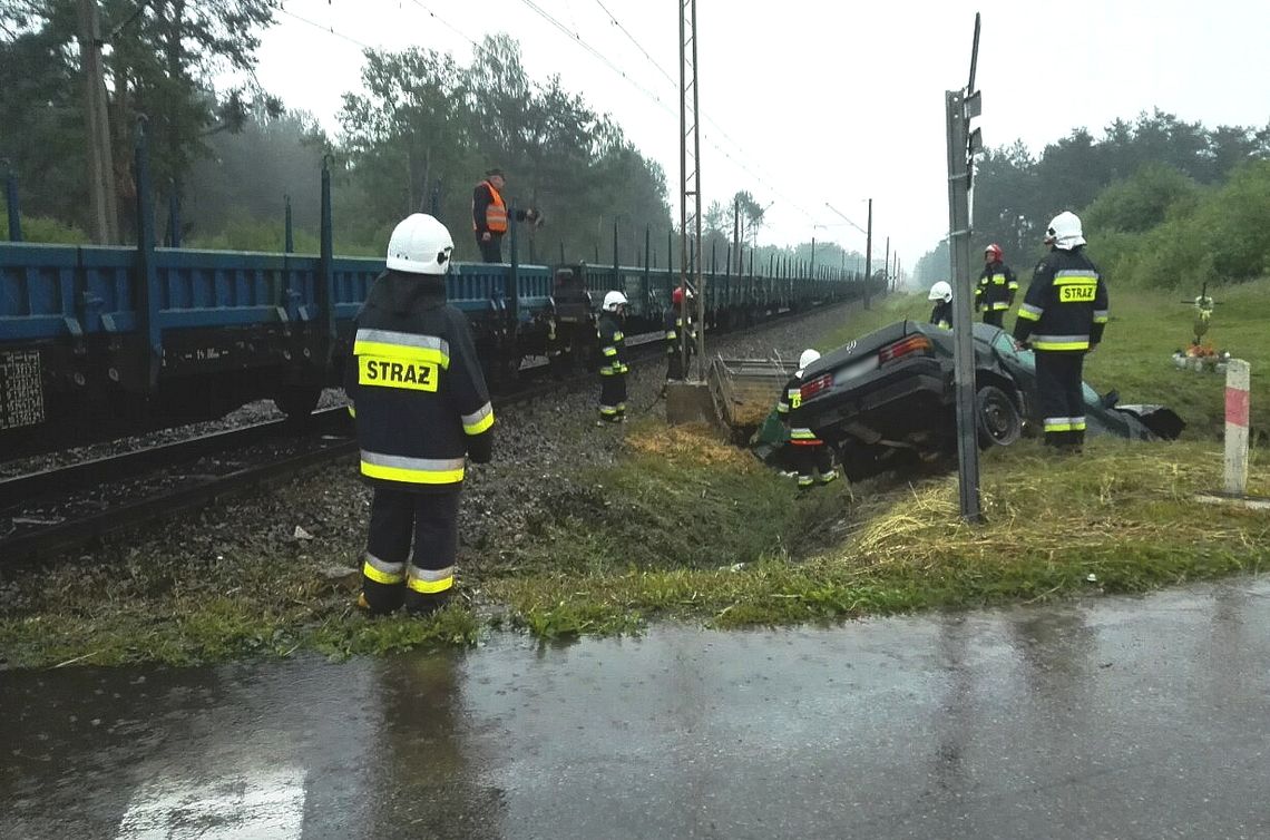 Samochód wjechał pod pociąg towarowy