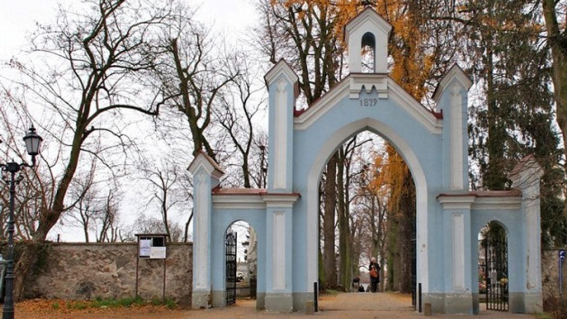 Samochodem lub eMPeK -iem na łomżyńskie cmentarze