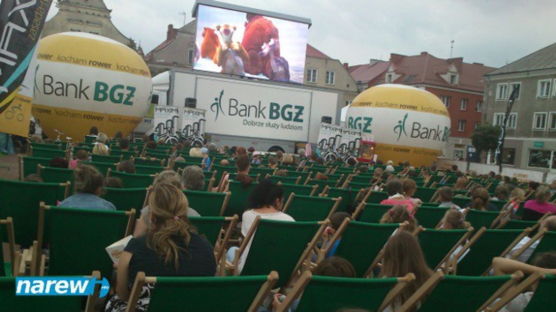 Seans filmowy z Bankiem BGŻ na Starówce w Łomży 