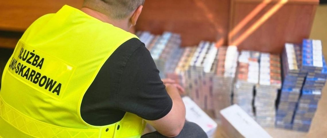 Sklep z kontrabandą w Augustowie. Funkcjonariusze przejęli blisko 1500 paczek papierosów