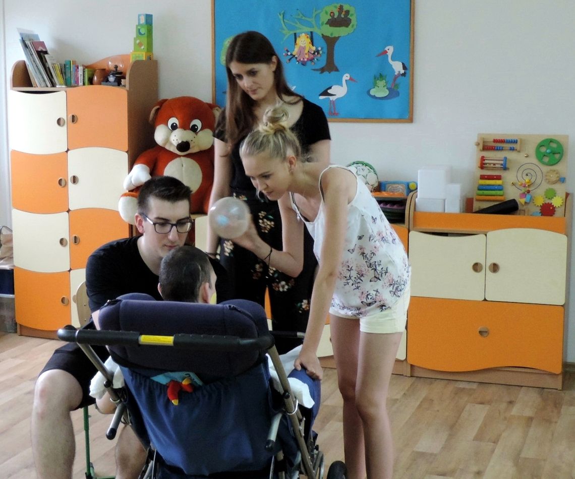 Studenci Fizjoterapii w PWSIiP w Łomży pomagają rehabilitować niepełnosprawne dzieci -[VIDEO]