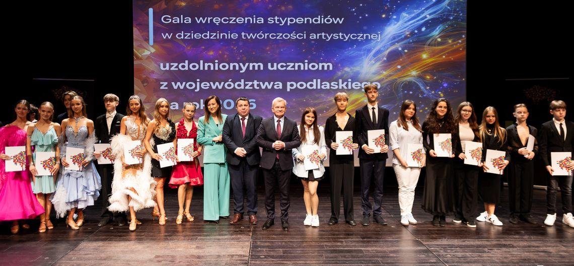 Stypendia dla młodych talentów wręczone w Łomży - [VIDEO]