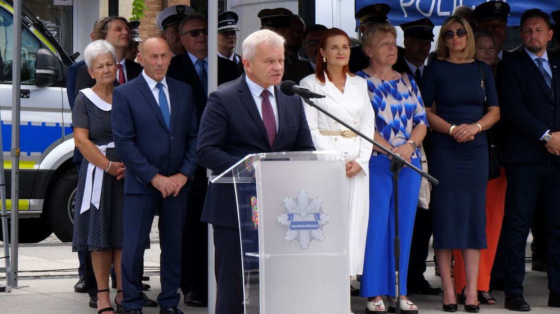 Święto Policji 2025 w Łomży. Defilada, odznaczenia i podziękowania dla funkcjonariuszy - [VIDEO]