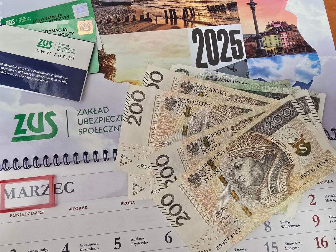 Terminarz wypłat zwaloryzowanych świadczeń z ZUS-u. Niektórzy emeryci i renciści otrzymają je wcześniej niż zazwyczaj