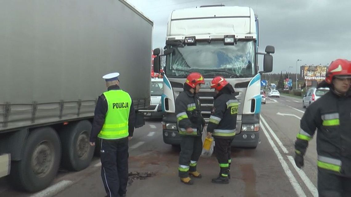 Tir uderzył w gimbus w Piątnicy - VIDEO