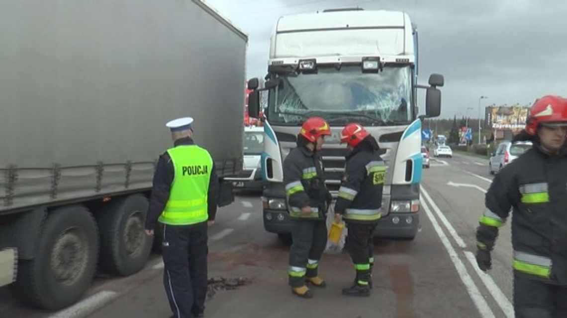Tir uderzył w gimbus w Piątnicy - VIDEO