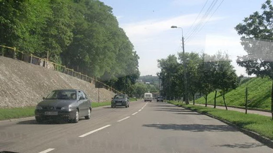 Tiry na rozgrzebanych ulicach