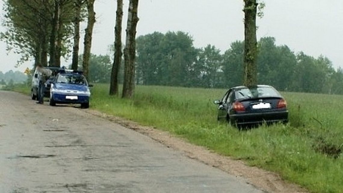 Toyota uderzyła w drzewo- dwie osoby w szpitalu. 