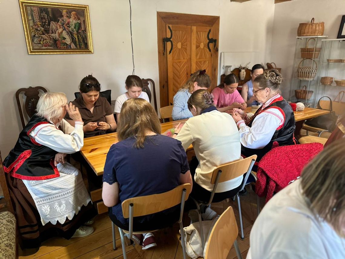 Tradycyjne rękodzieło ożywa w Skansenie Kurpiowskim. Za nami warsztaty koronkarstwa, przed nami wycinanka zbójeńska
