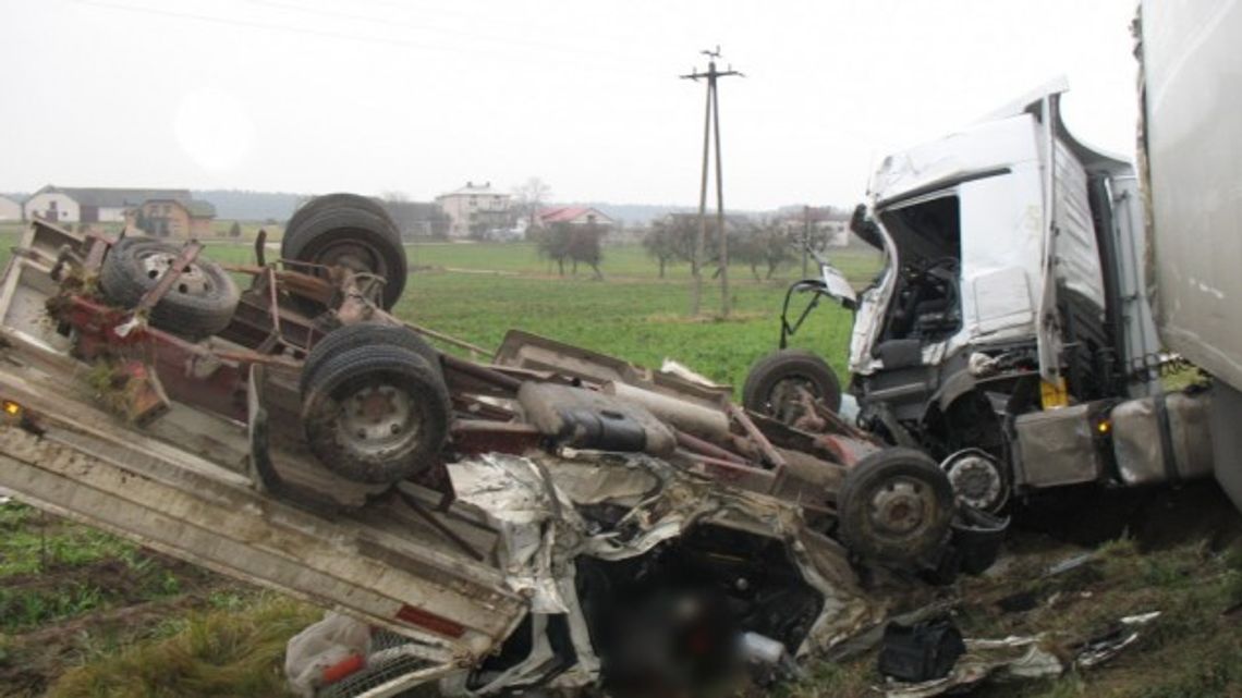 Tragiczny wypadek na krajowej 8 - trzy osoby nie żyją