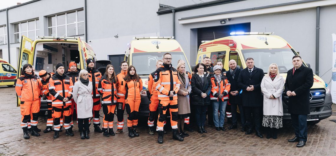 Trzy nowe ambulanse trafiły do podlaskich ratowników medycznych [VIDEO]