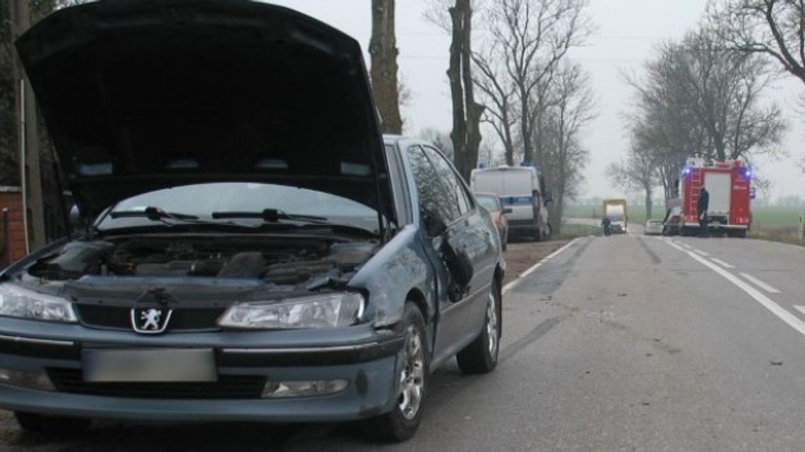 Trzy uszkodzone samochody