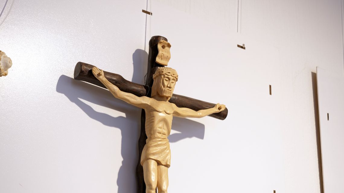 Twórczość z potrzeby serca. Wernisaż rzeźb Mieczysława Bieńka w Regionalnym Ośrodku Kultury w Łomży - [VIDEO]