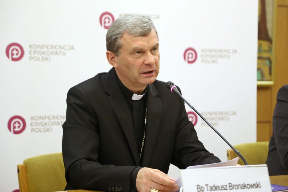 Tysiące Polaków i ich rodzin cierpi przez alkohol – mówi łomżyński biskup Tadeusz Bronakowski