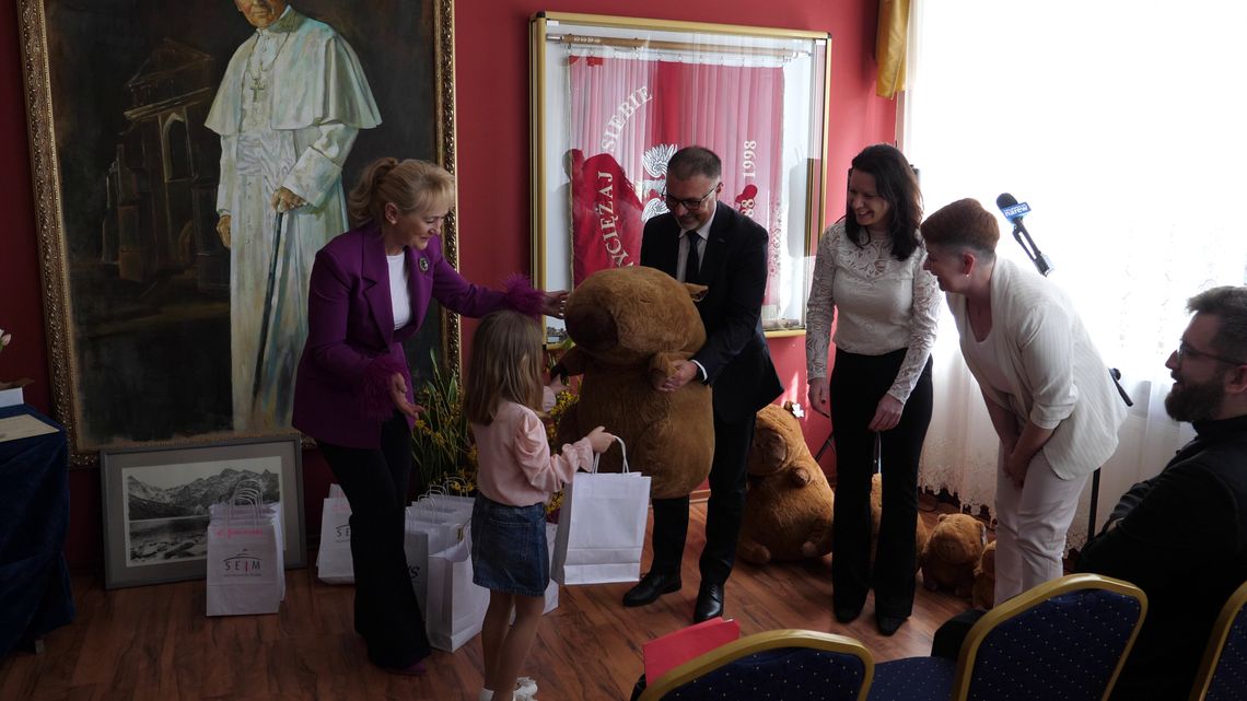 Uroczyste podsumowanie konkursu parlamentarnego inspirowanego nauczaniem Jana Pawła II w Szkole Podstawowej nr 10 - [VIDEO]