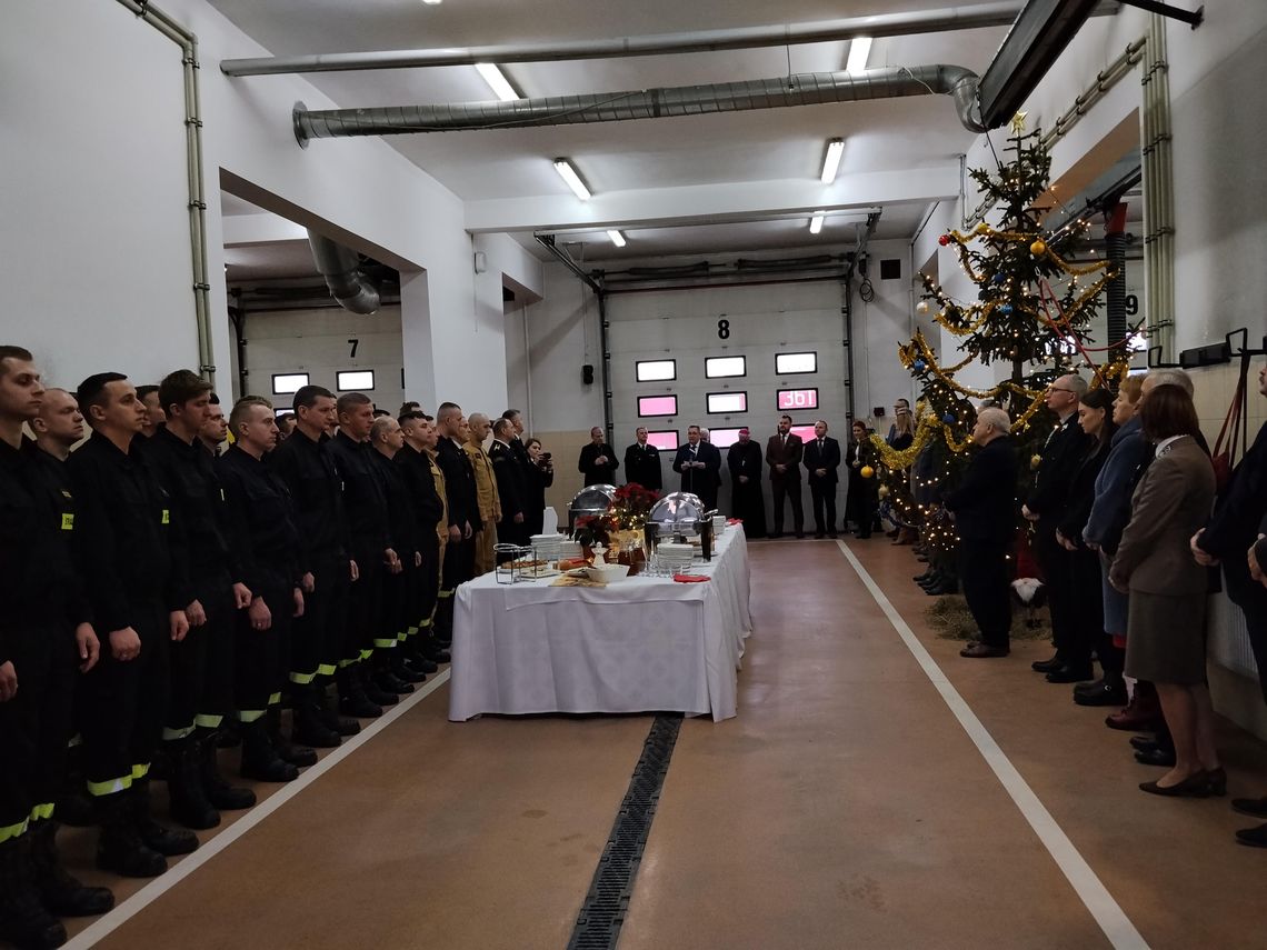 Uroczyste spotkanie opłatkowe w Komendzie Miejskiej PSP w Łomży – wyjątkowy moment wspólnoty, wdzięczności i strażackiej tradycji Uroczyste spotkanie opłatkowe w Komendzie Miejskiej PSP w Łomży – wyjątkowy moment wspólnoty, wdzięczności i strażackiej tradycji