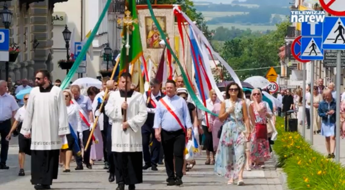 Uroczystość Bożego Ciała. Setki osób wyruszyły na procesję z Łomżyńskiej Katedry [VIDEO]