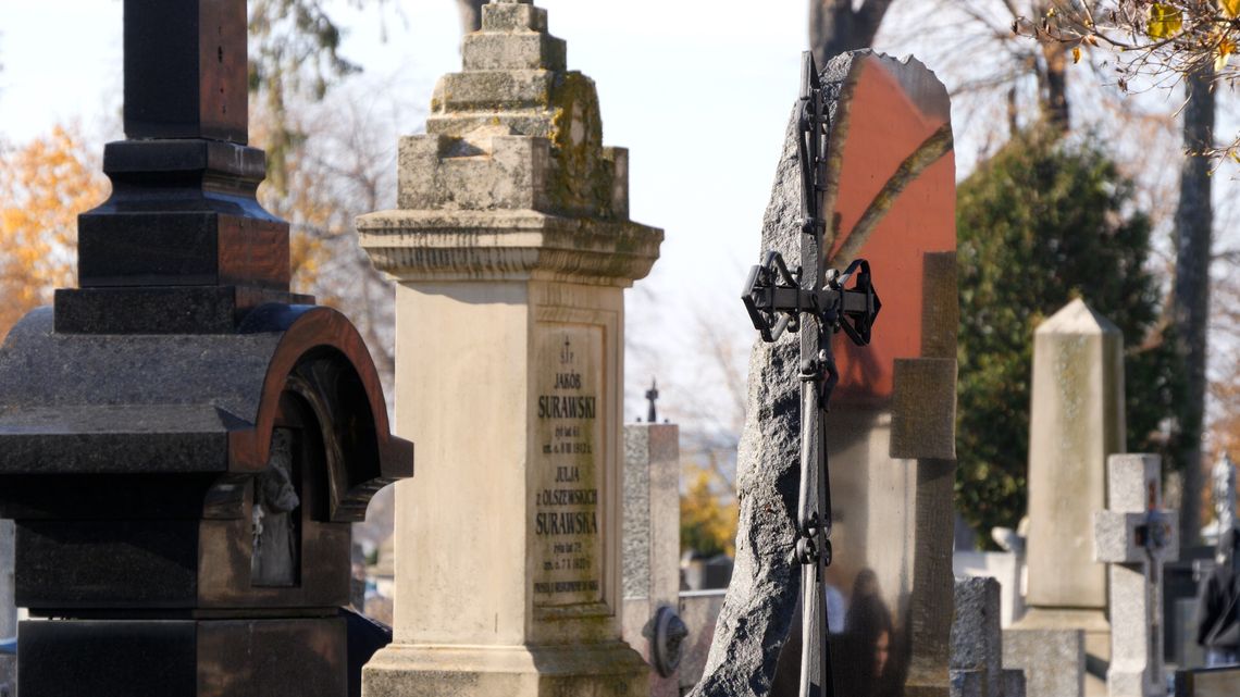 Uroczystość Wszystkich Świętych w Łomży – modlitwa, pamięć i troska o dziedzictwo [VIDEO]