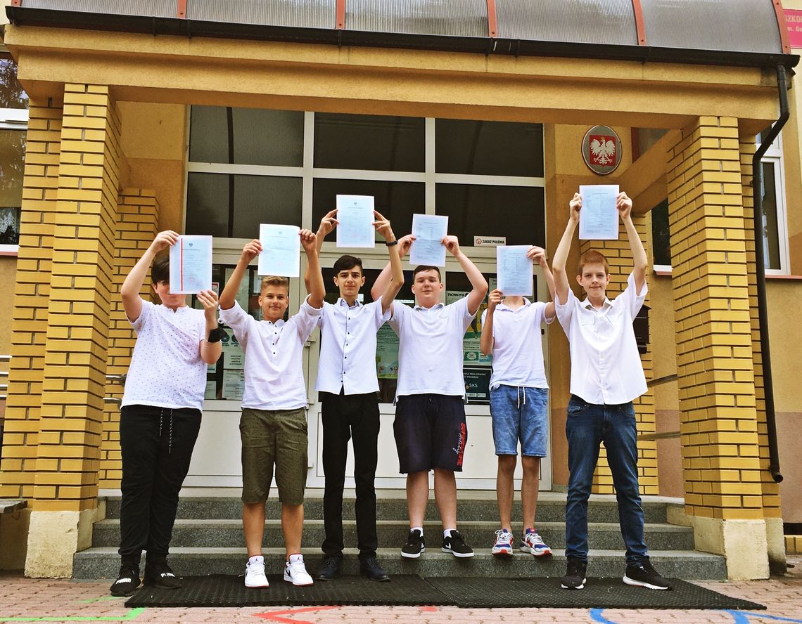 Wakacje. Uczniowie odebrali świadectwa. My zajrzeliśmy do SP nr 4 w Łomży [FOTO]