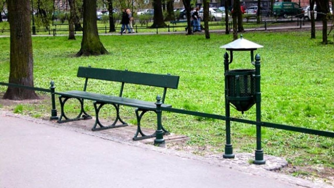 Więcej koszy na śmieci i więcej ławek.